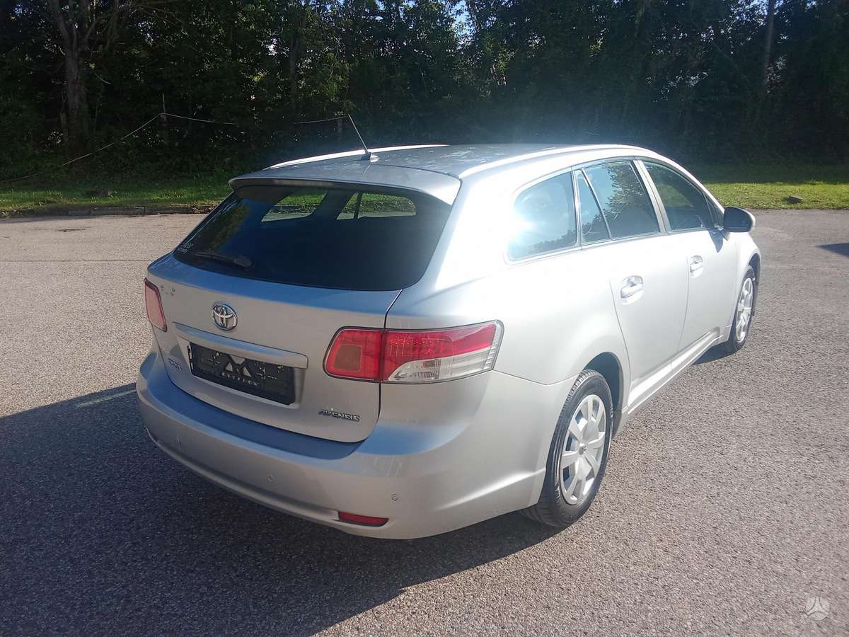 Toyota Avensis 2011 — interior