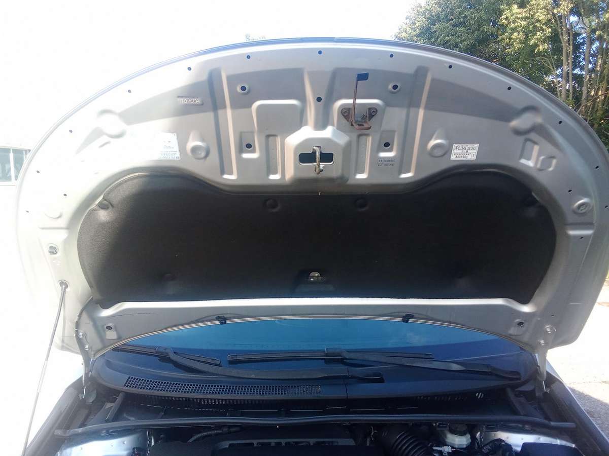 Toyota Avensis 2011 — photo 31