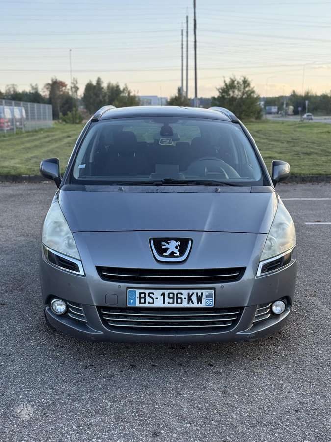 Peugeot 5008 2011 — rear view