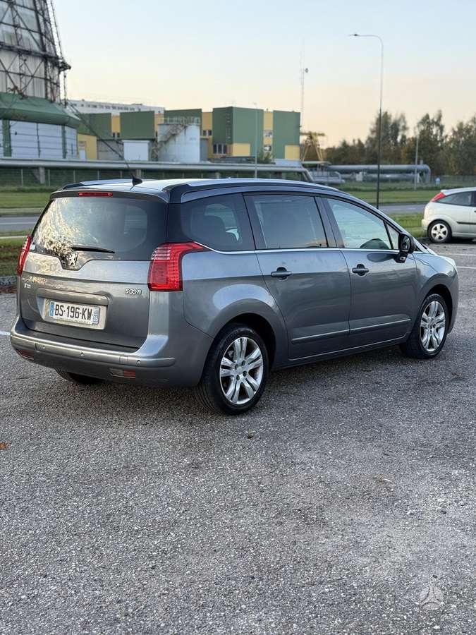 Peugeot 5008 2011 — engine 1560 cm³, 111 HP (82kW)