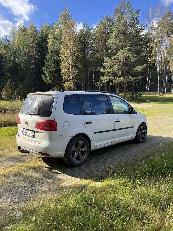 Volkswagen Touran 2013 — interior