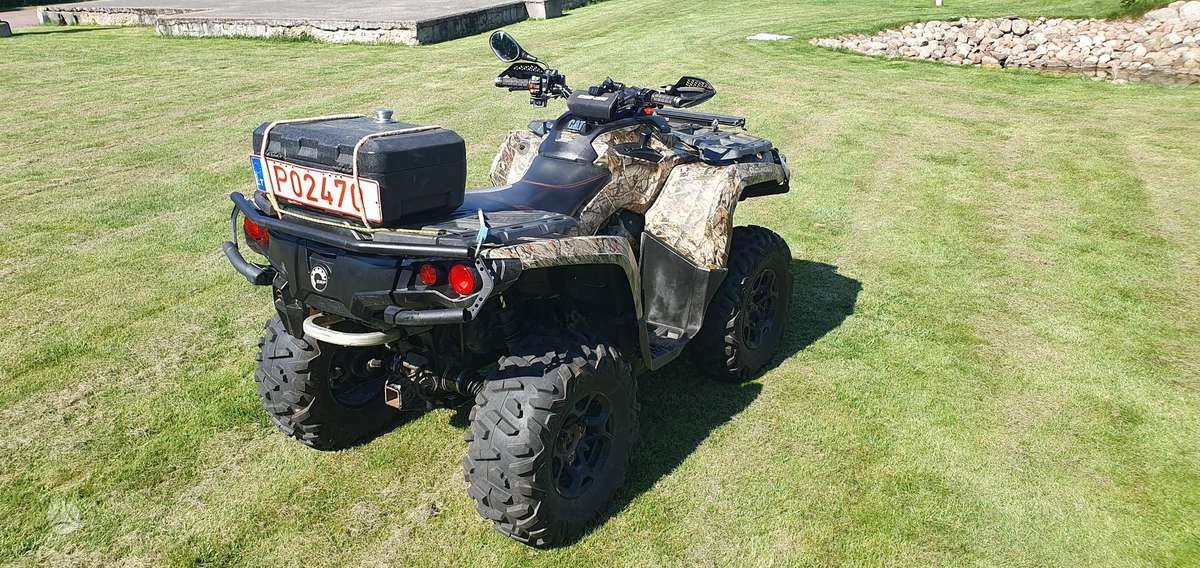 Can-Am Outlander 2013 — interior