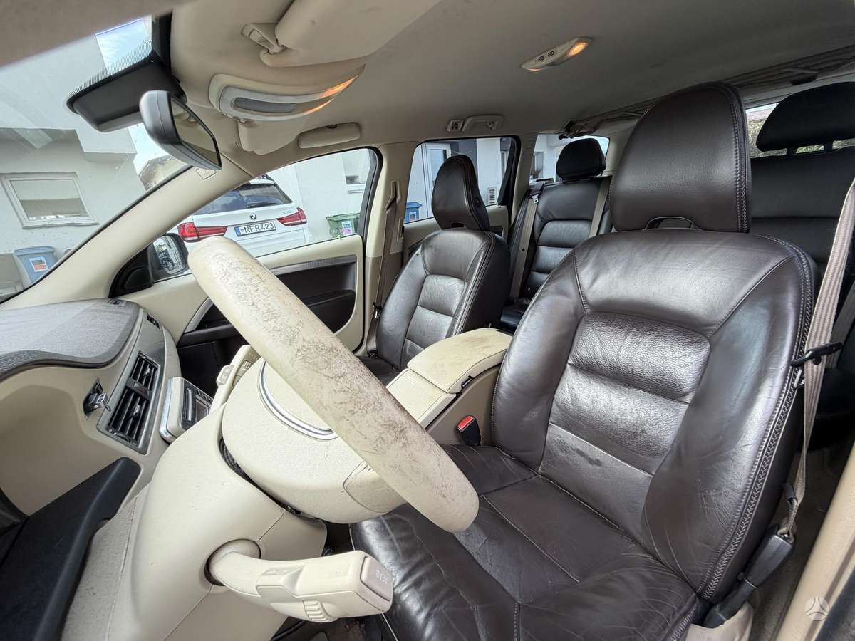Volvo XC70 2010 — photo 16