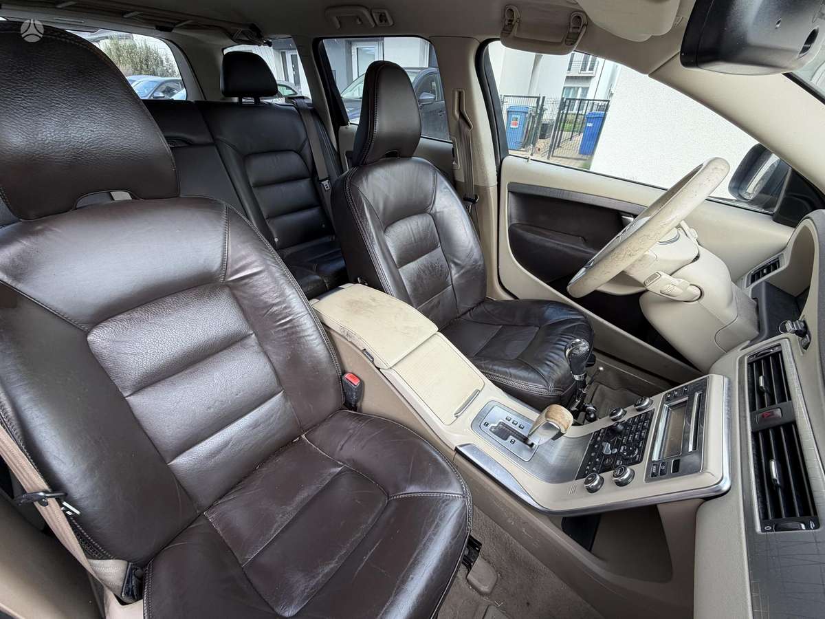 Volvo XC70 2010 — photo 22
