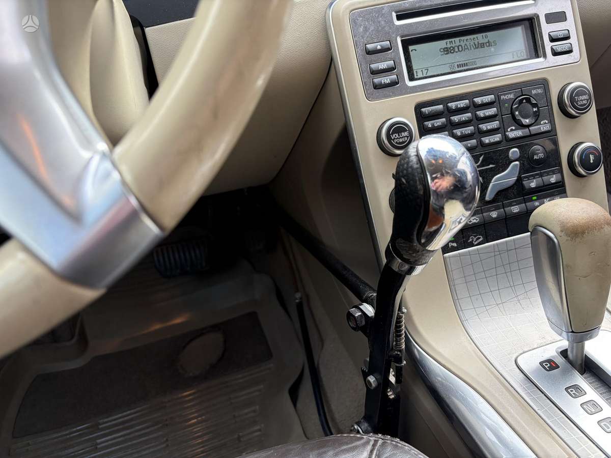 Volvo XC70 2010 — photo 24