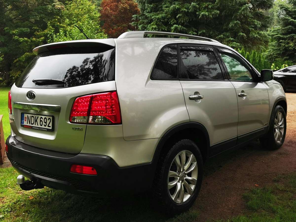 Kia Sorento 2010 — rear view