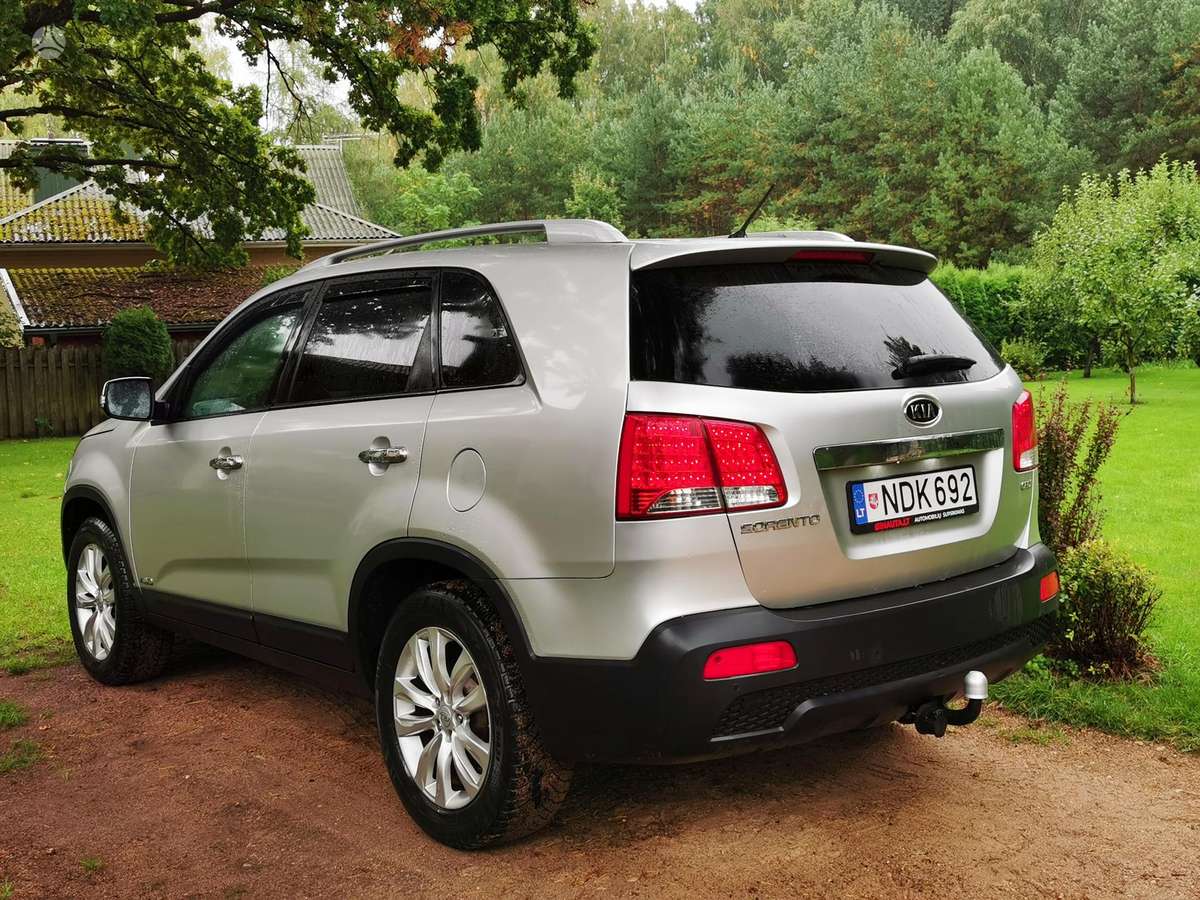 Kia Sorento 2010 — interior