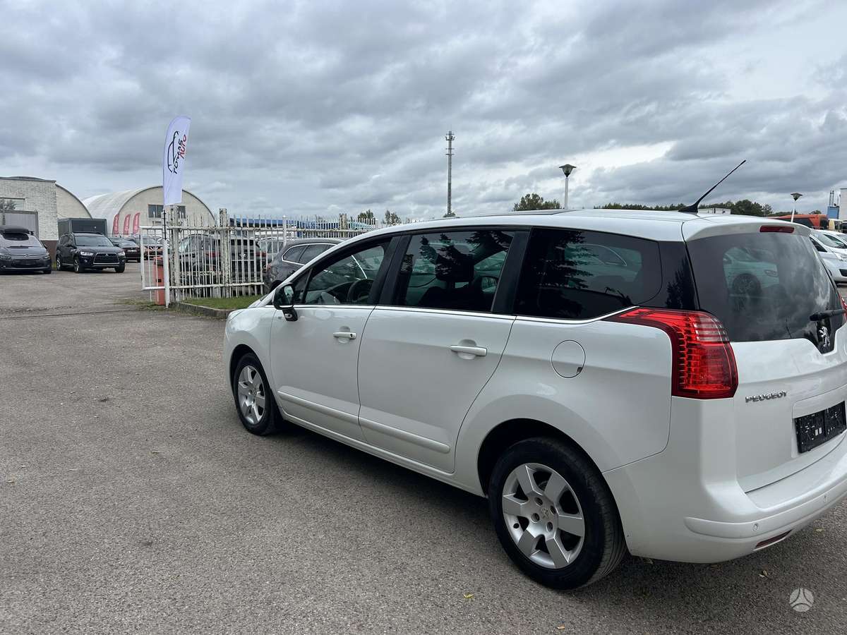 Peugeot 5008 2012 — engine 1560 cm³, 111 HP (82kW)