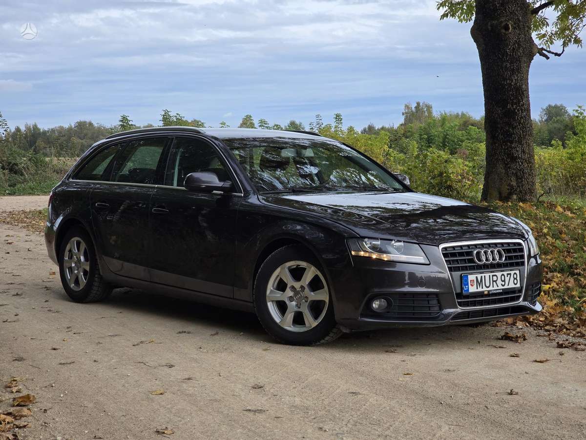 Audi A4 2010 — салон