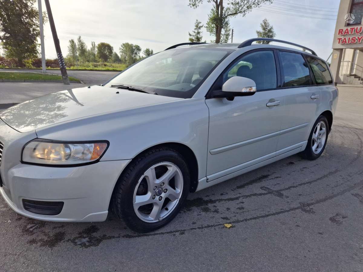 Volvo V50 2011 — салон