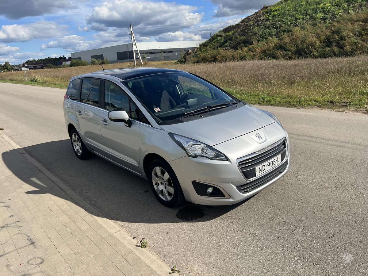 Peugeot 5008 2015 — вигляд ззаду