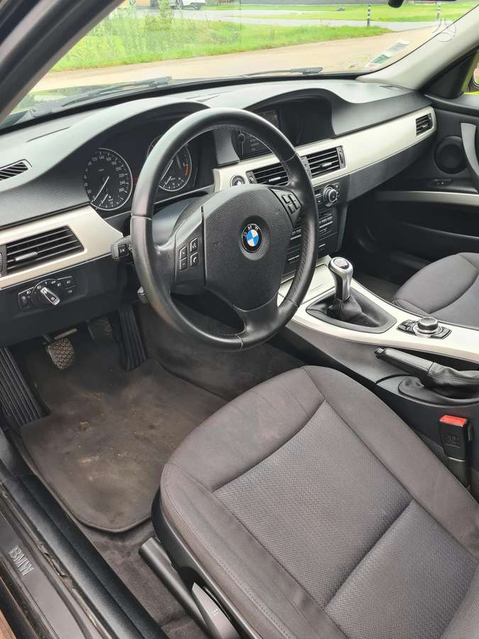BMW 318 2011 — photo 15