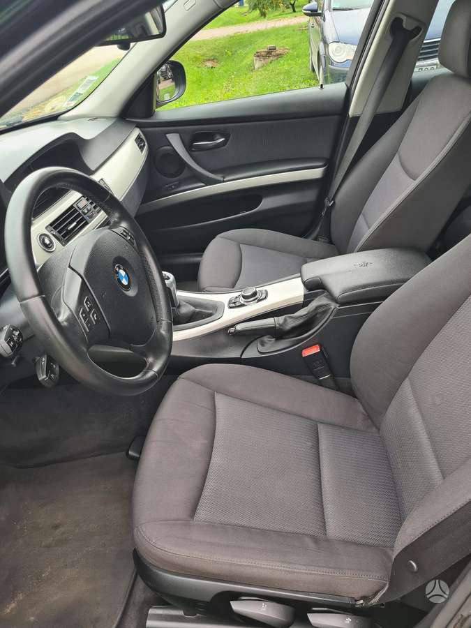 BMW 318 2011 — photo 16