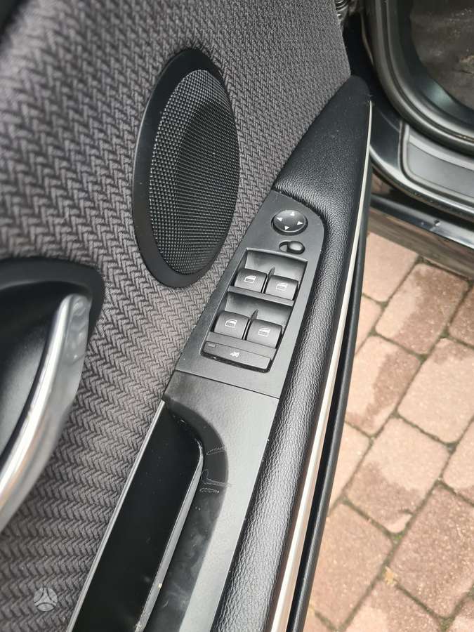 BMW 318 2011 — photo 19