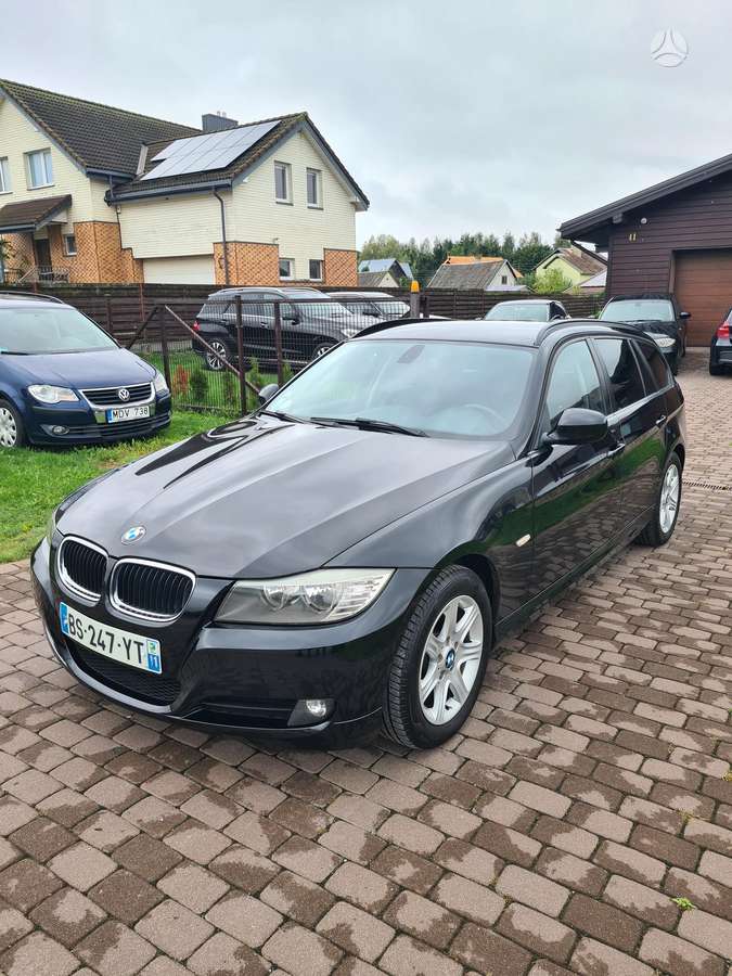 BMW 318 2011 — rear view