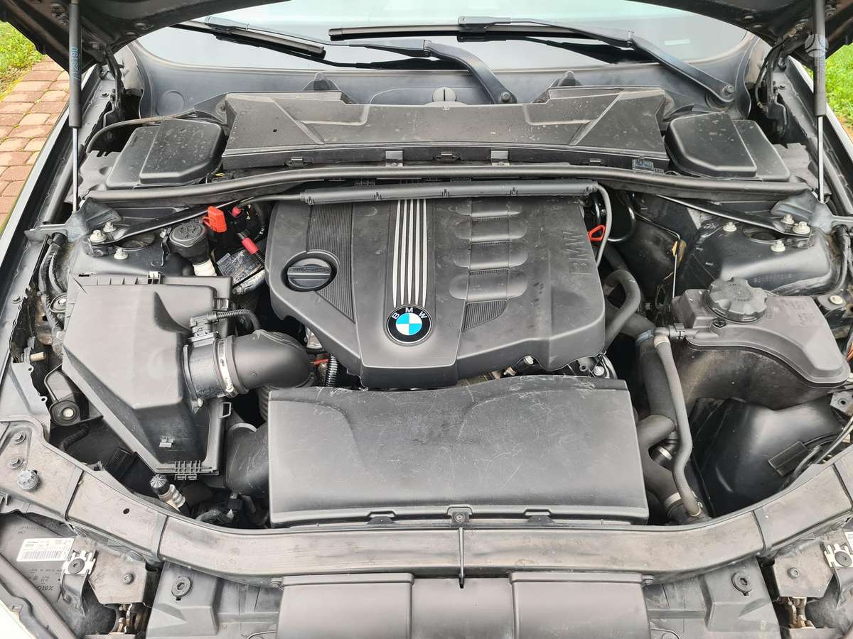 BMW 318 2011 — photo 21