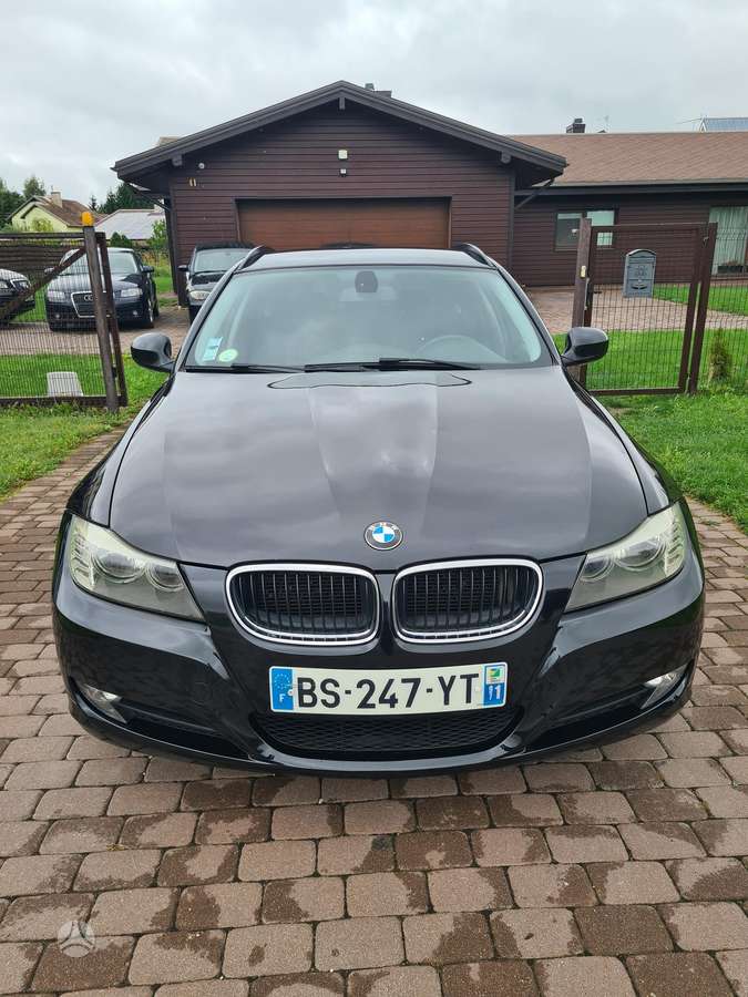 BMW 318 2011 — interior
