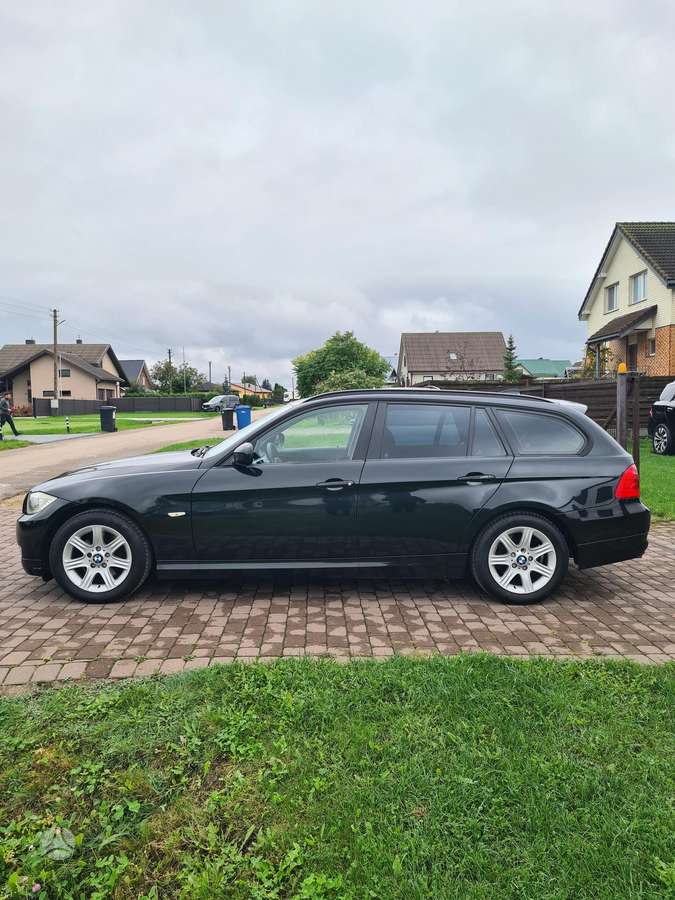 BMW 318 2011 — photo 7
