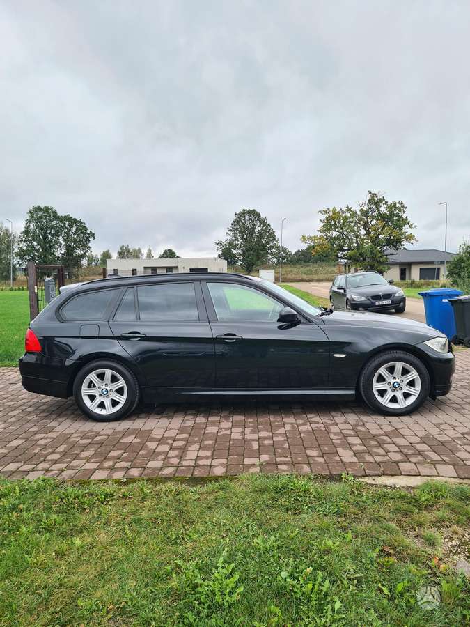 BMW 318 2011 — photo 8