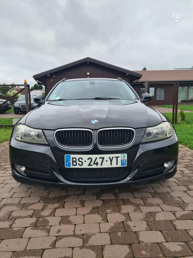 BMW 318 2011 — photo 9