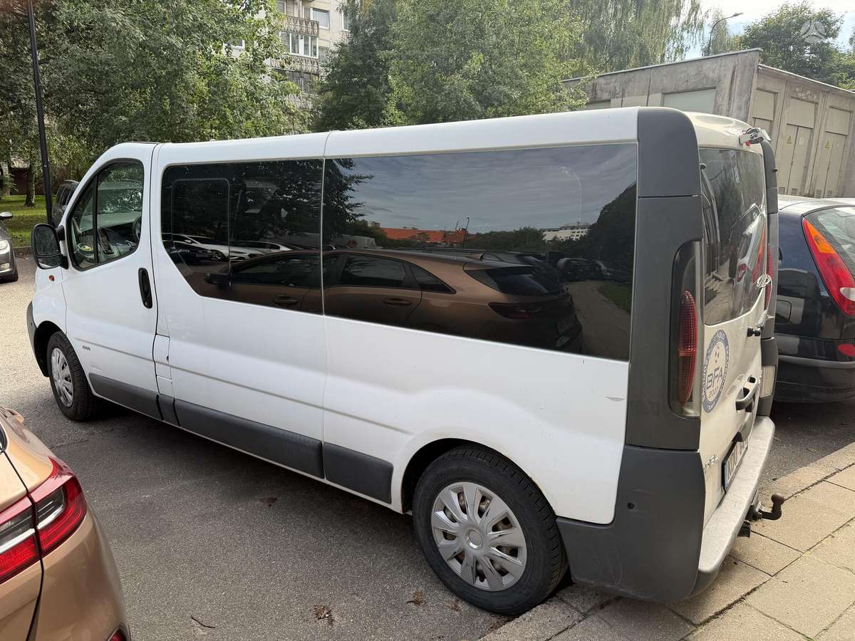 Opel Vivaro 2006 — rear view