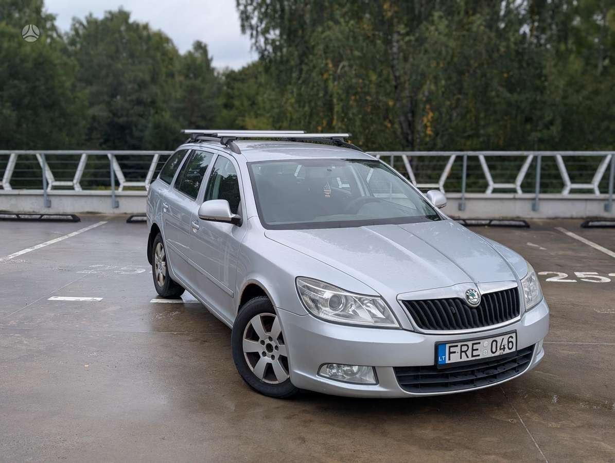 Skoda Octavia 2011 — rear view