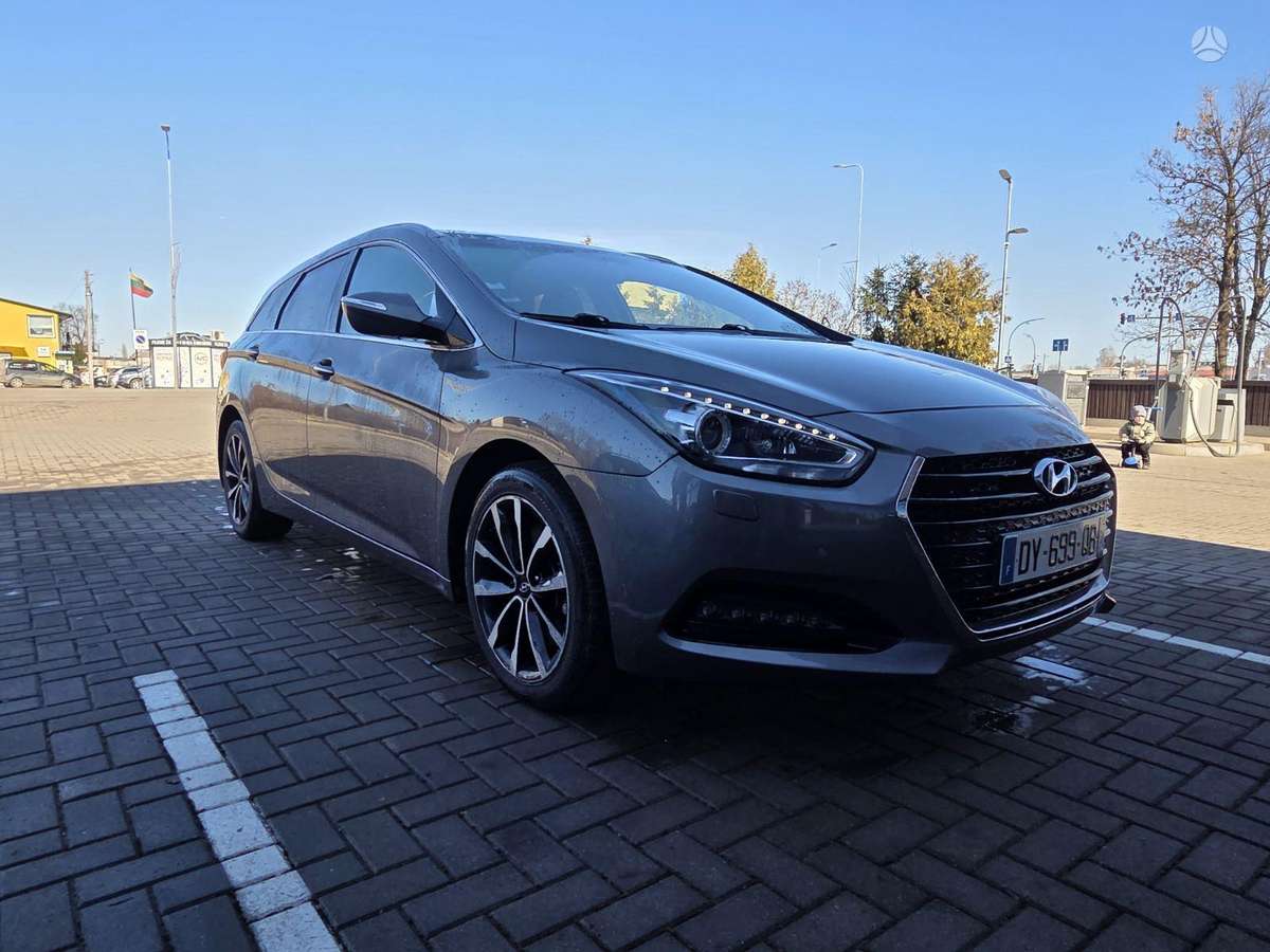 Hyundai i40 2015 — interior