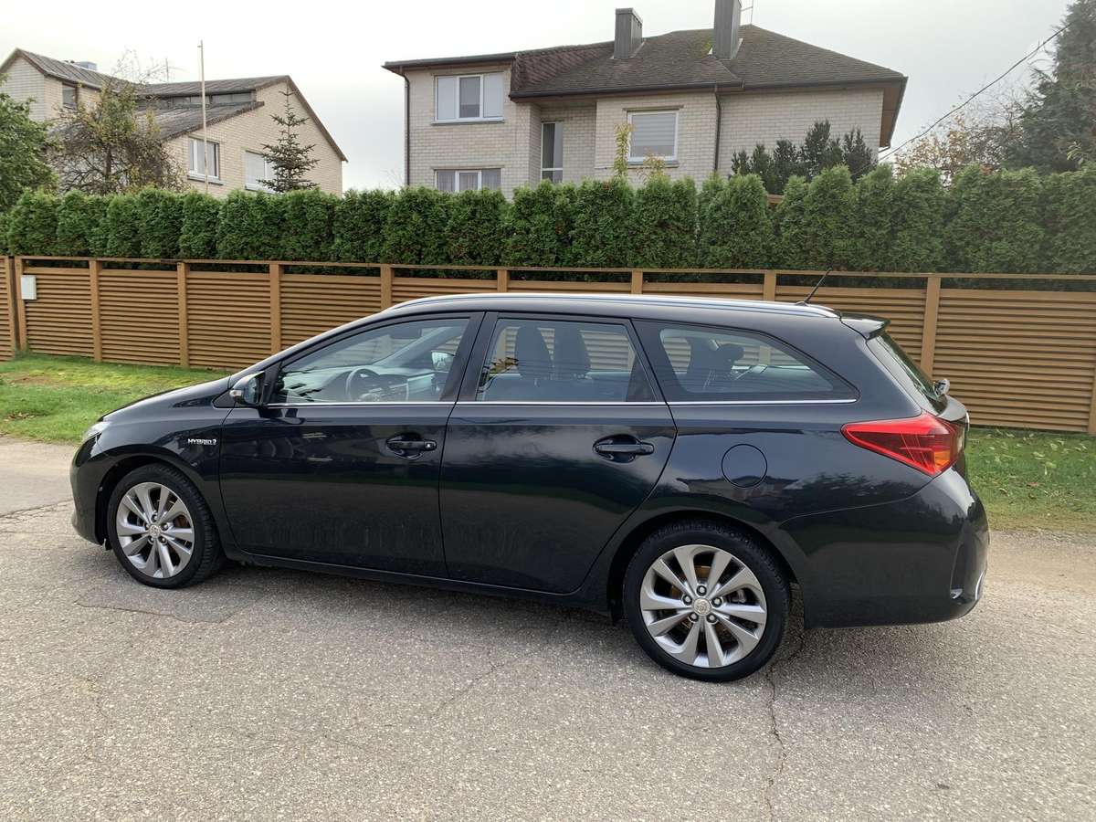 Toyota Auris 2014 — rear view