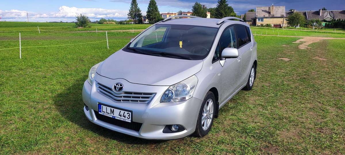 Toyota Verso 2010 — rear view
