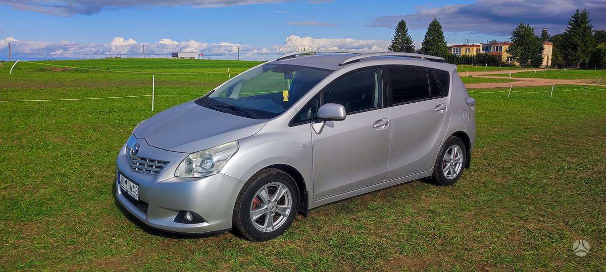 Toyota Verso 2010 — interior