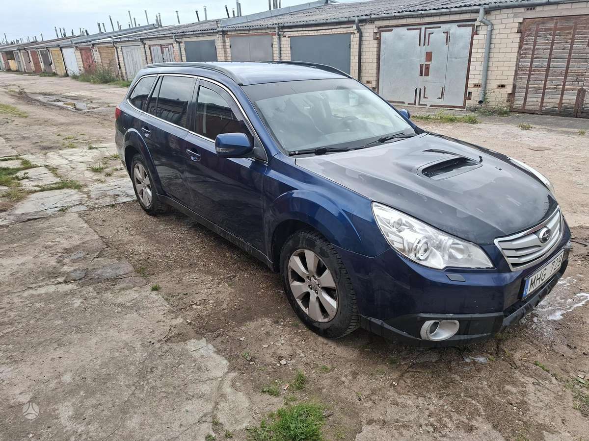 Subaru Outback 2011 — rear view