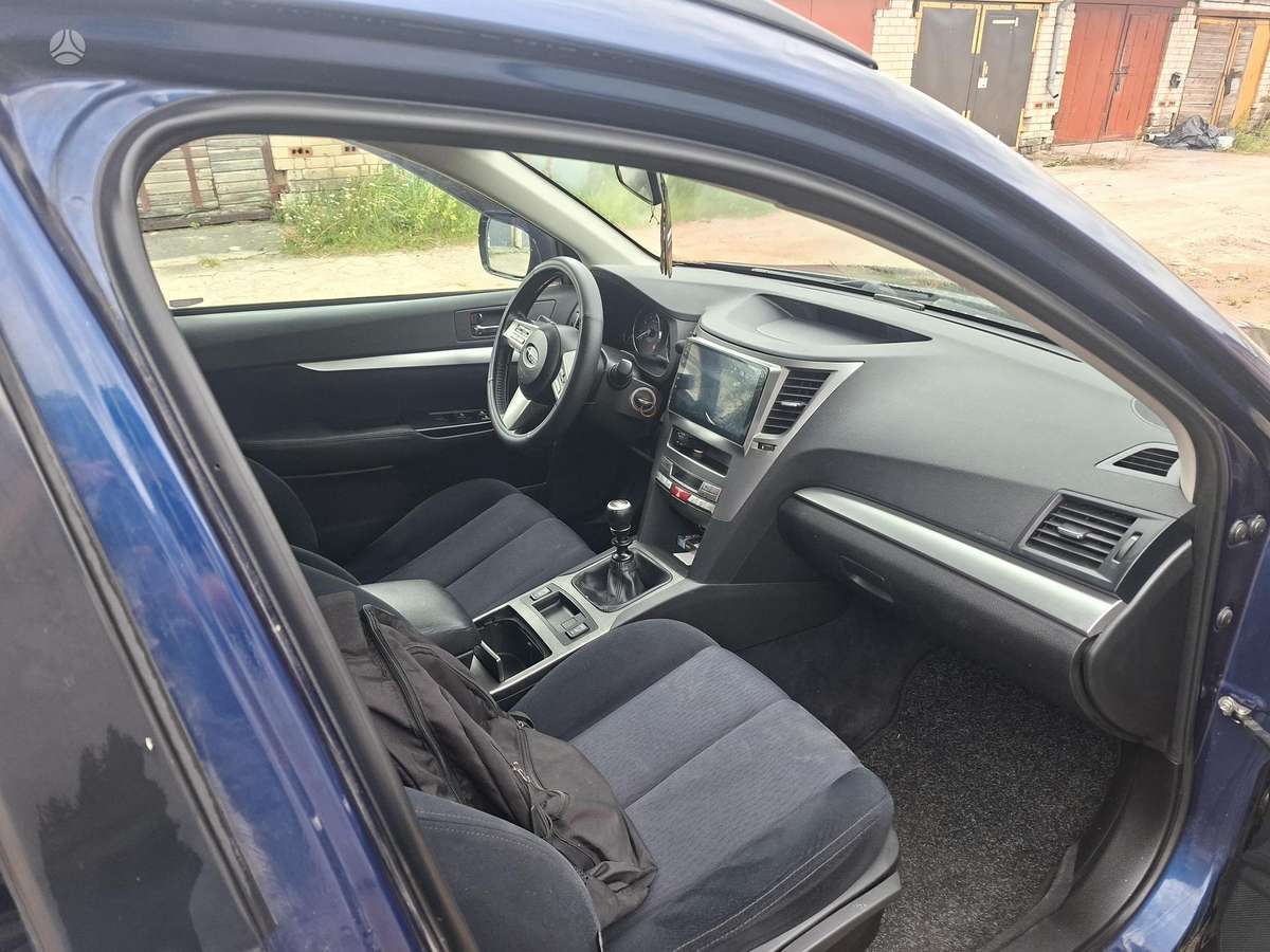 Subaru Outback 2011 — interior