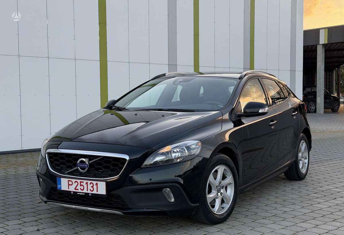 Volvo V40 2013 — салон