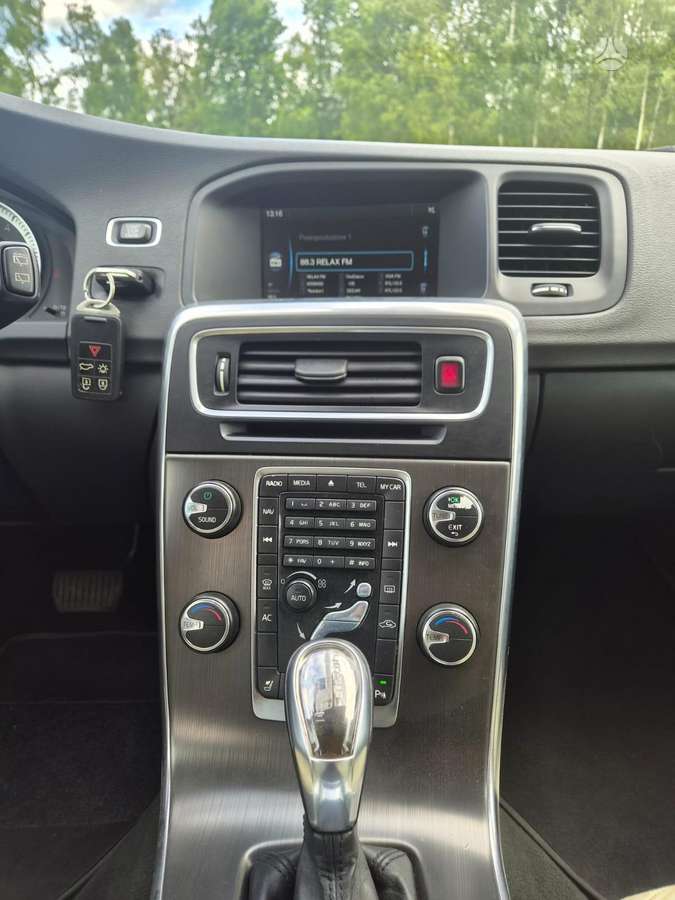 Volvo V60 2013 — photo 15