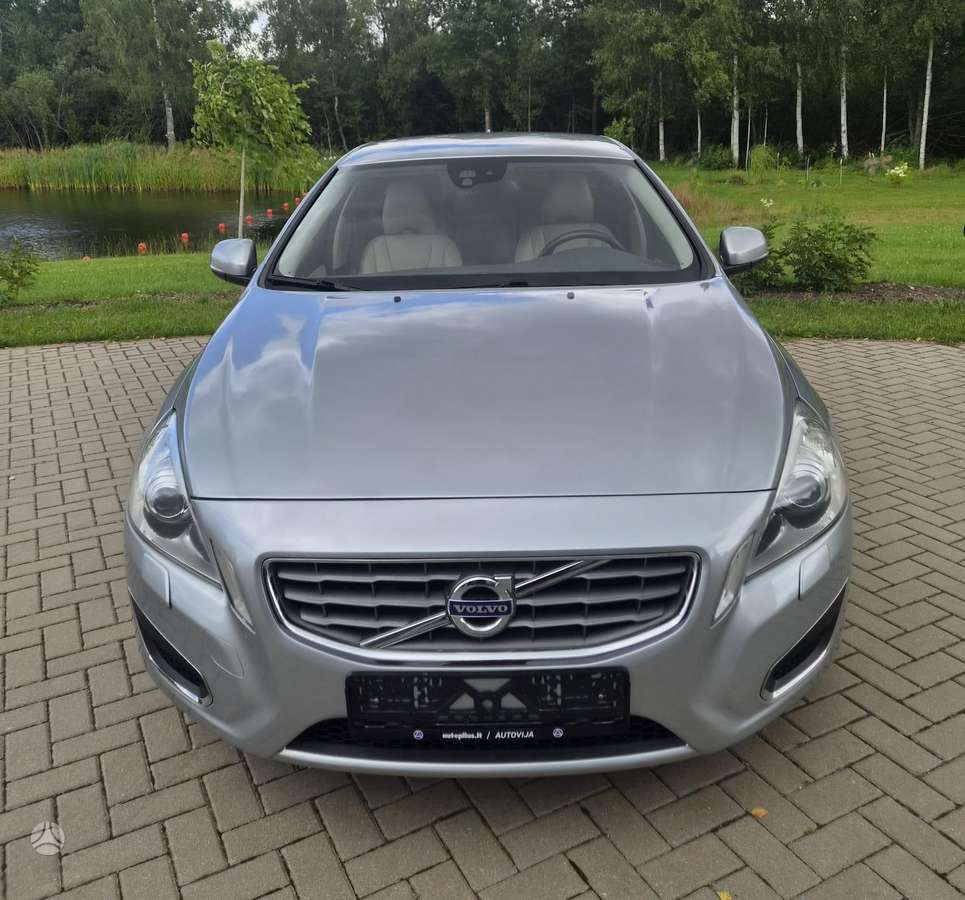 Volvo V60 2013 — interior