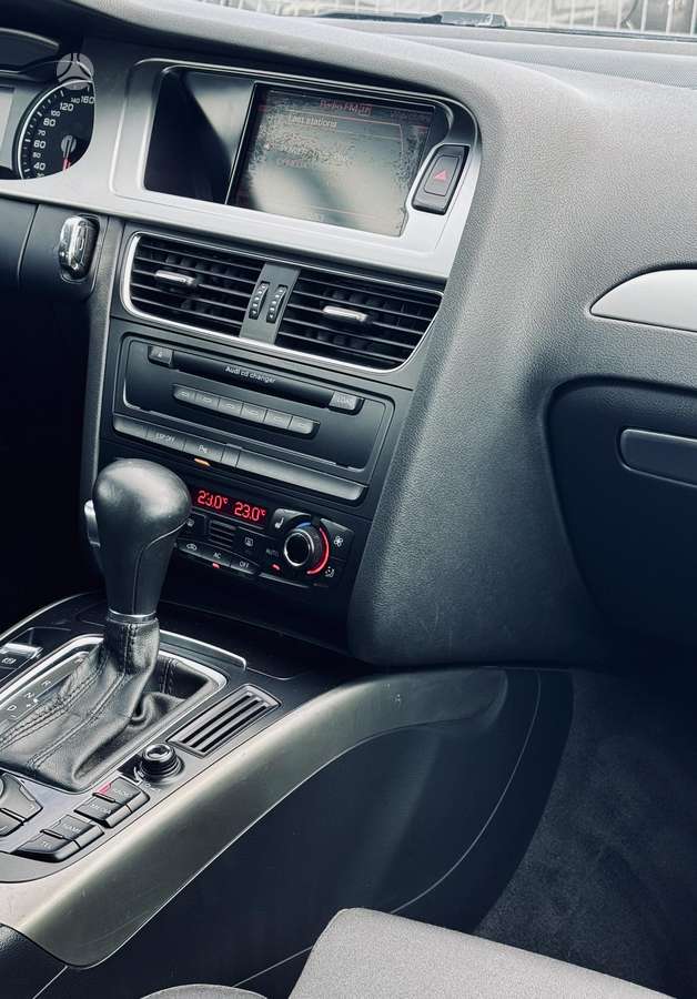Audi A4 2009 — photo 11