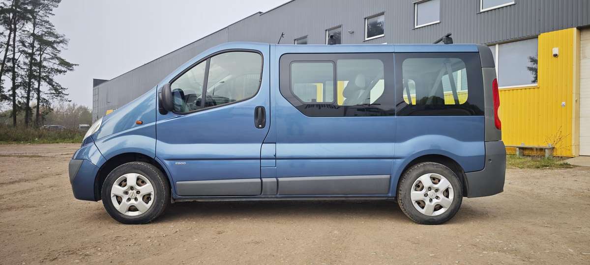 Opel Vivaro 2008 — rear view