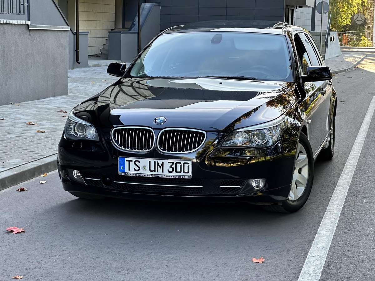 BMW 530 2009 — rear view
