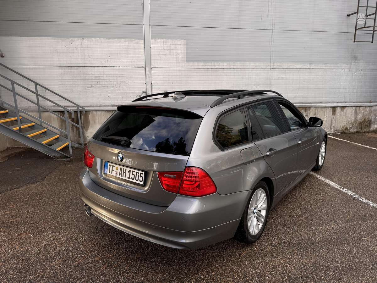 BMW 320 2008 — rear view