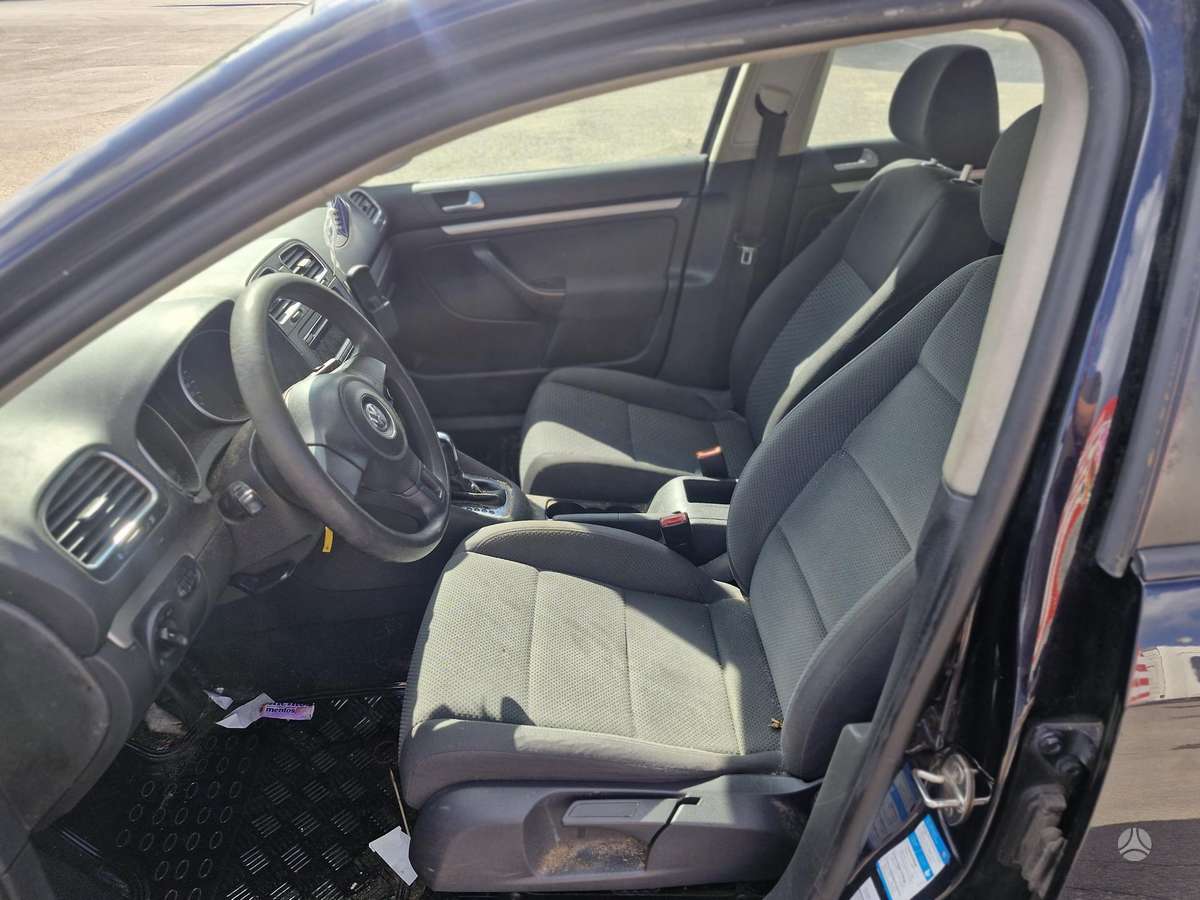 Volkswagen Golf 2011 — салон
