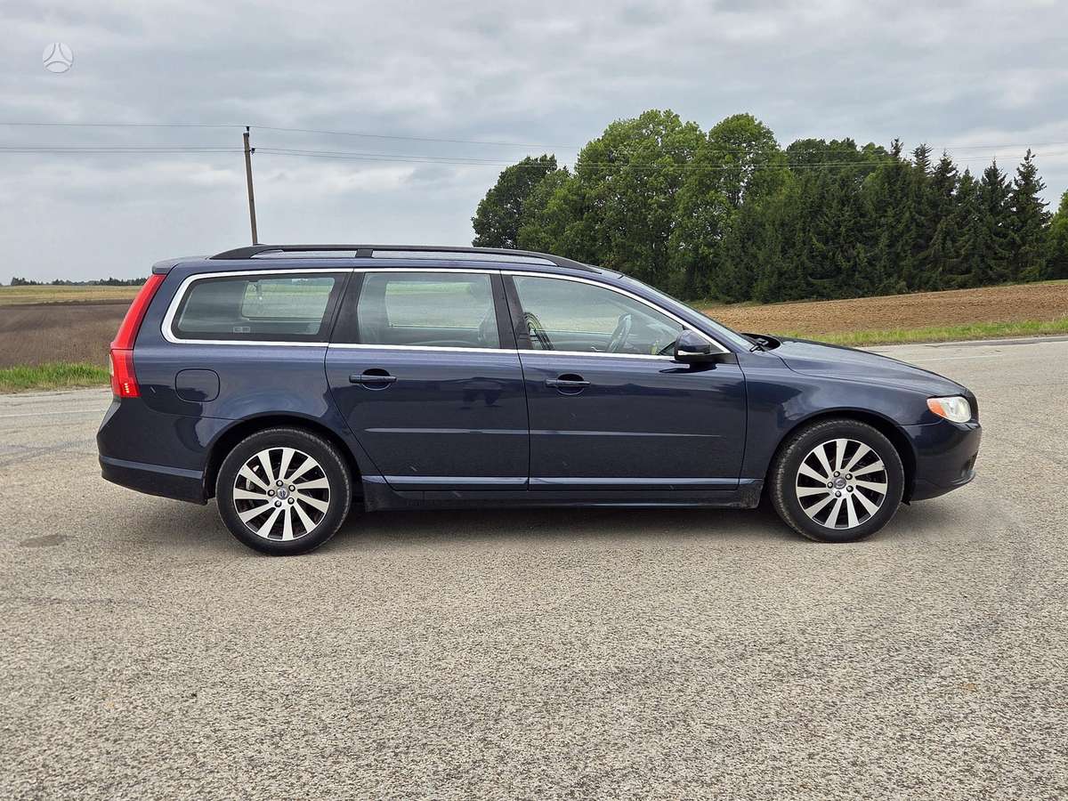 Volvo V70 2013 — rear view