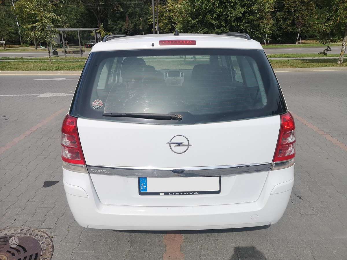 Opel Zafira 2008 — rear view
