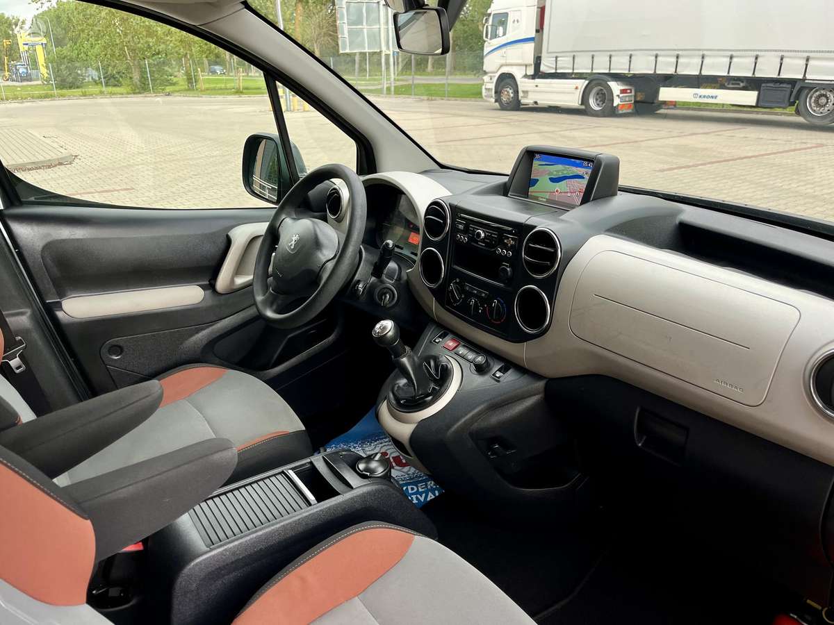 Peugeot Partner 2015 — interior