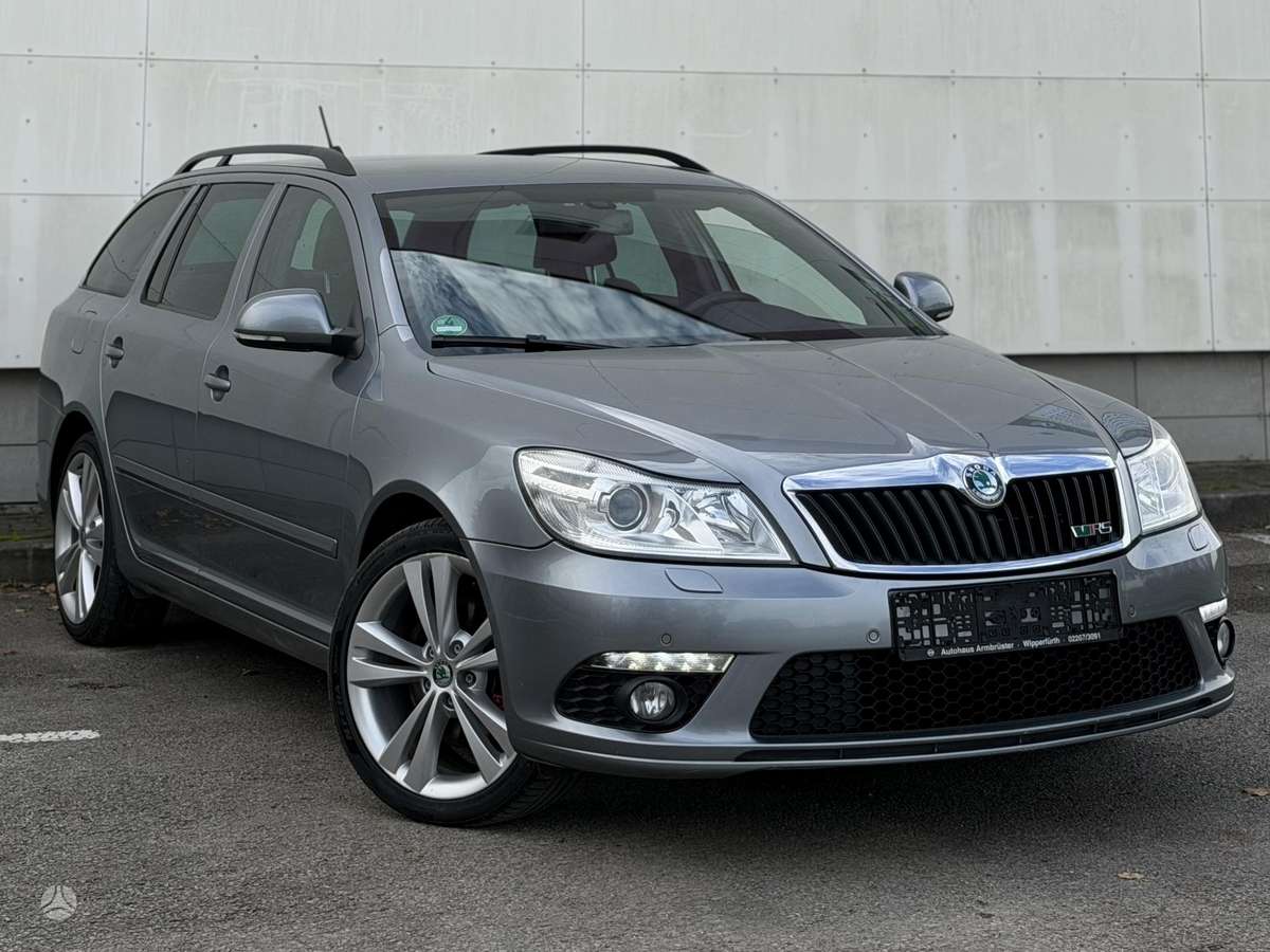 Skoda Octavia 2012 — rear view