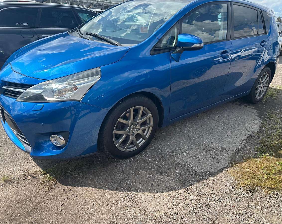 Toyota Verso 2013 — вигляд ззаду