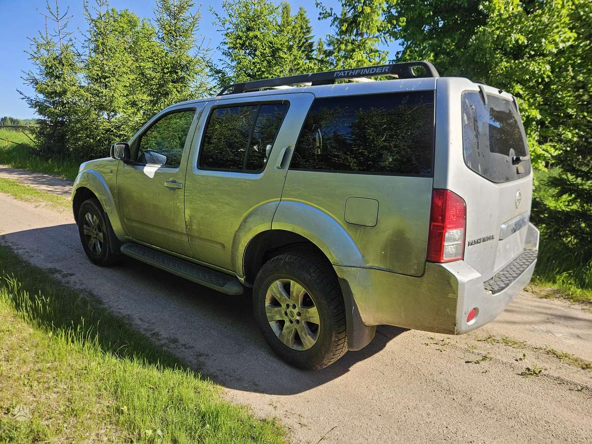 Nissan Pathfinder 2009 — rear view