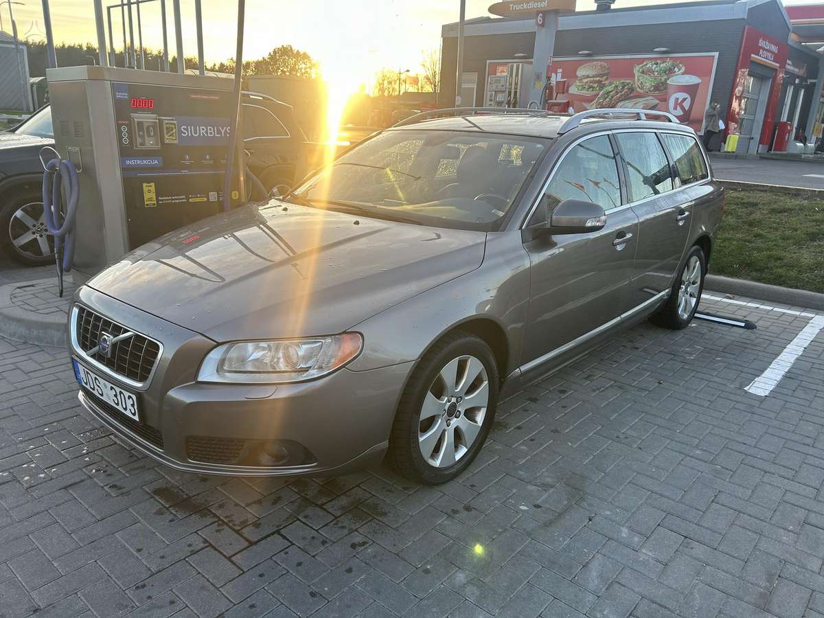 Volvo V70 2009 — вигляд ззаду