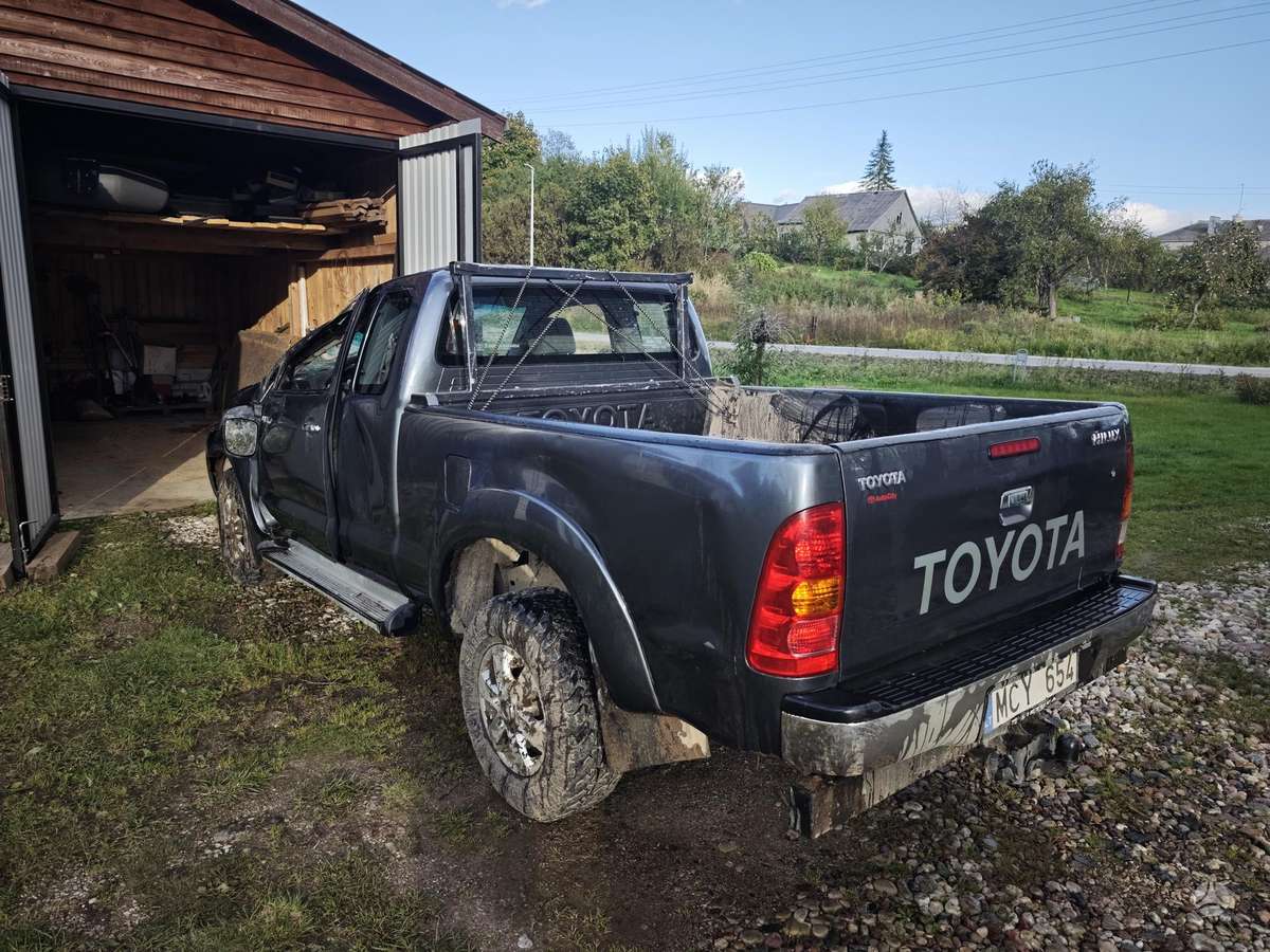 Toyota Hilux 2009 — engine 2494 cm³, 120 HP (88kW)