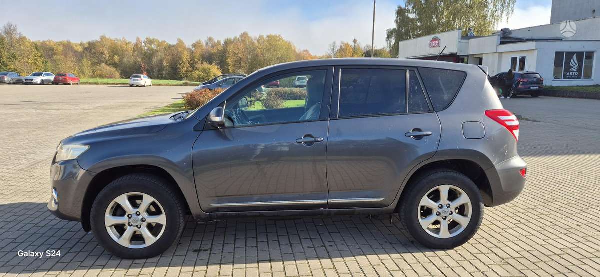 Toyota RAV4 2011 — rear view