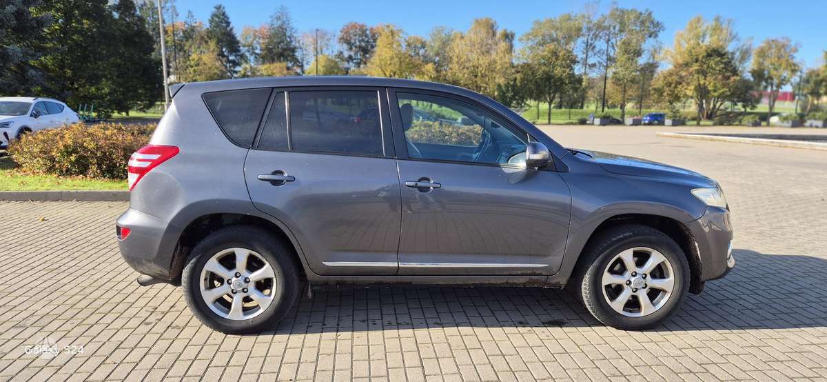 Toyota RAV4 2011 — interior